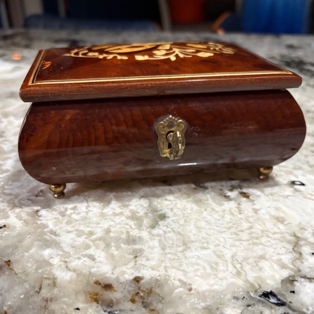 Gabriella Sorrento Italian Inlaid Wood Music Box Brown Fair Torna a Sorriento - Picture 4 of 8